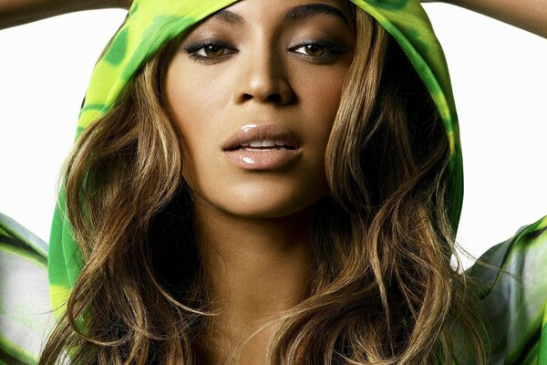 Beyonce con capucha verde