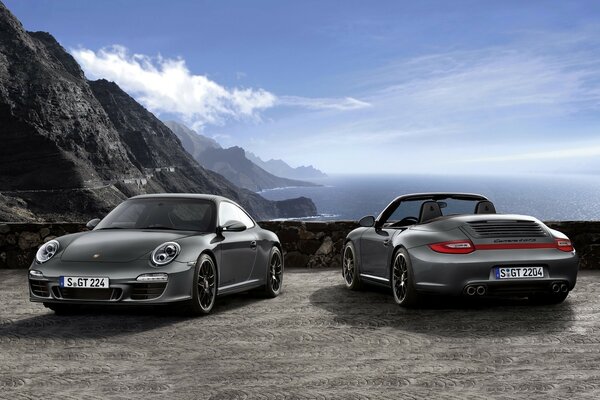 Porsche sur fond de montagnes et de nuages bleus