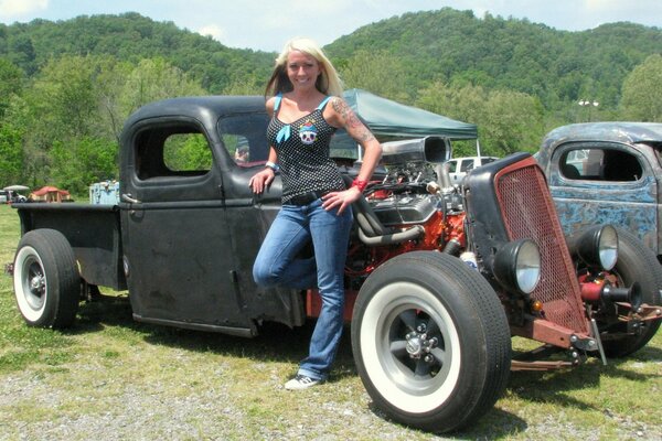 Hot Rod avec une fille blonde dans la nature