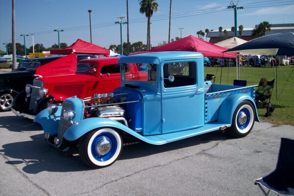 Ford clásico azul con motor abierto