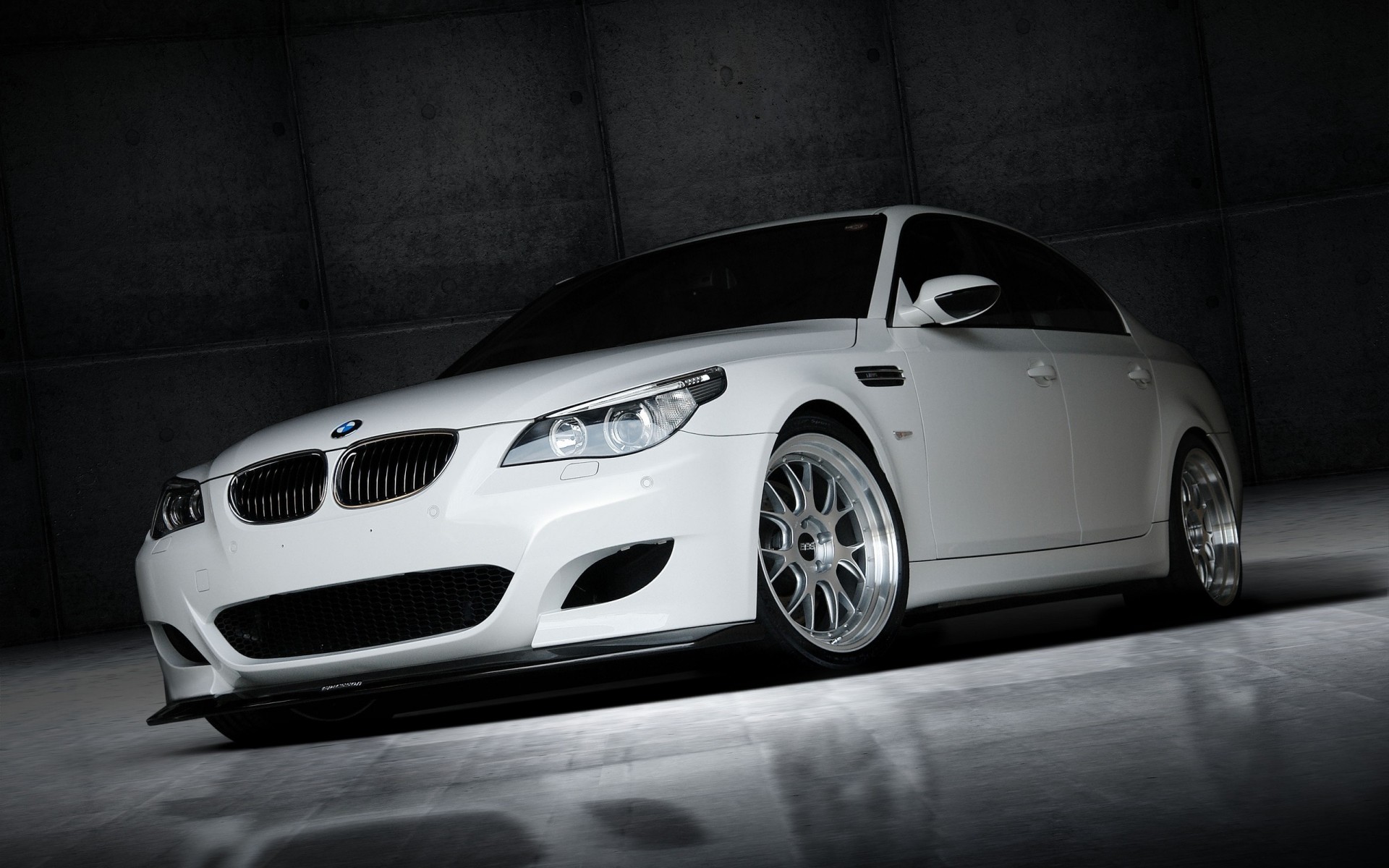 m5 bmw cerchi bbs bianco berlina e60 vista frontale