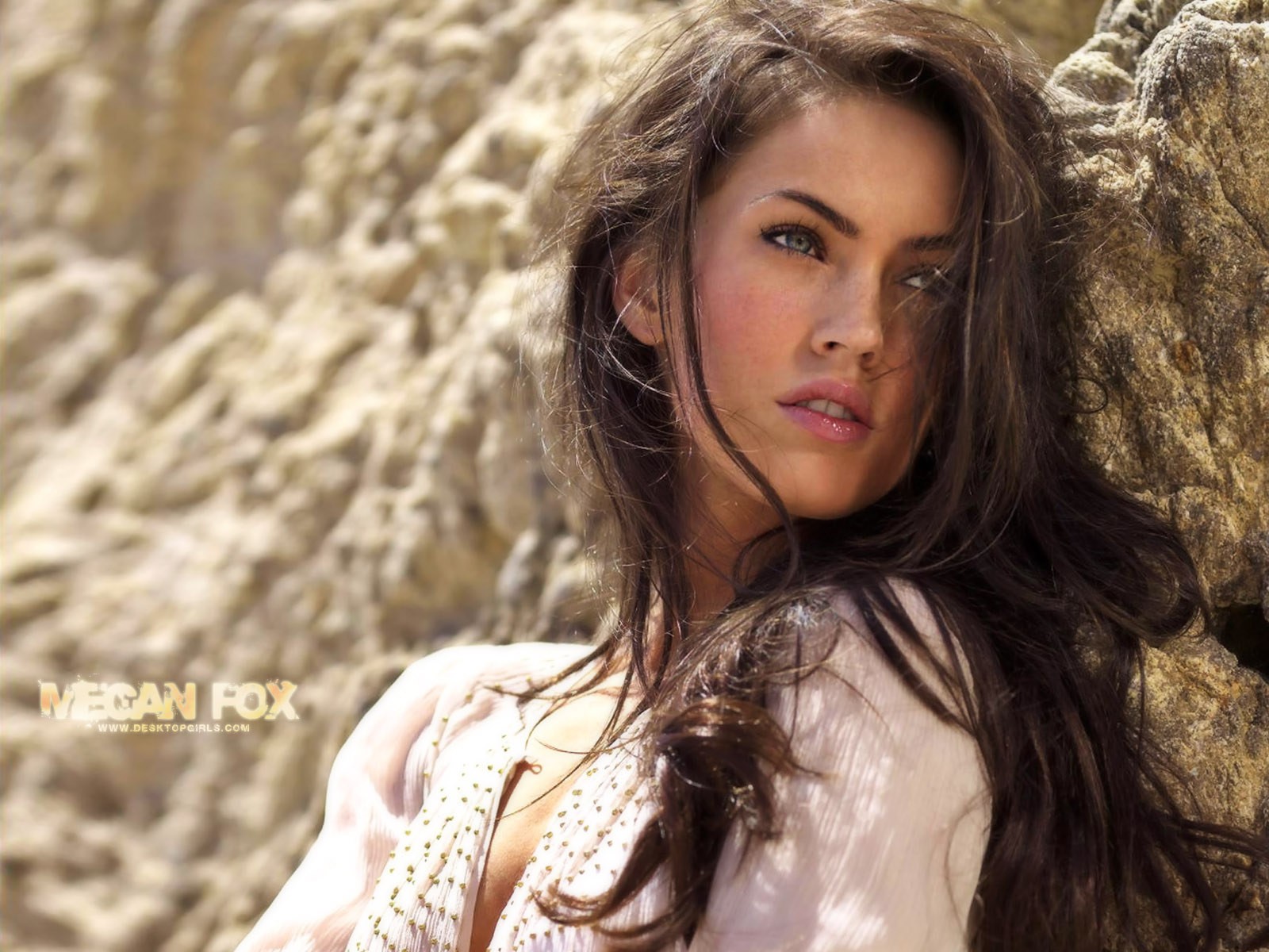 megan fox ragazza roccia rosa sguardo