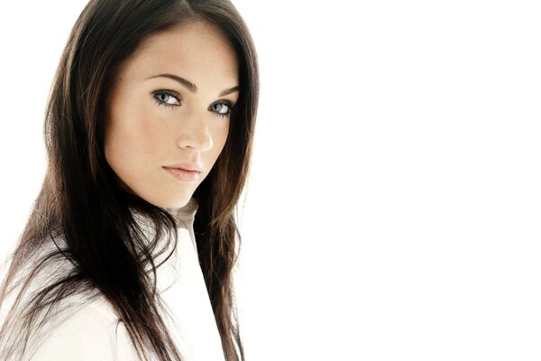 Brunette in a white outfit with delicate makeup