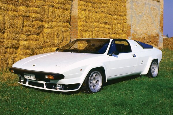 Coche blanco, lamborghini en la pared de piedra