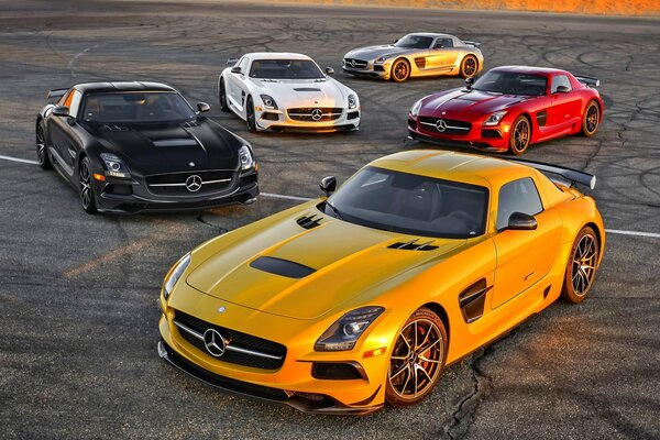 Diverse auto mercedes in pista