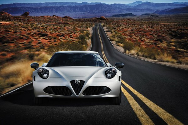 Alfa Romeo blanco 2014 en la carretera