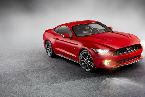 Rojo Mustang GT Ford, un coche de gran alcance