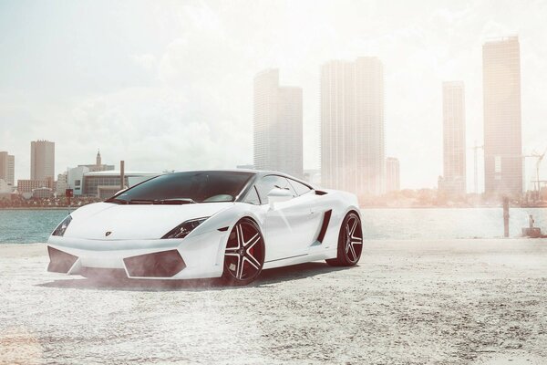 Lamborghini en la bahía de la ciudad