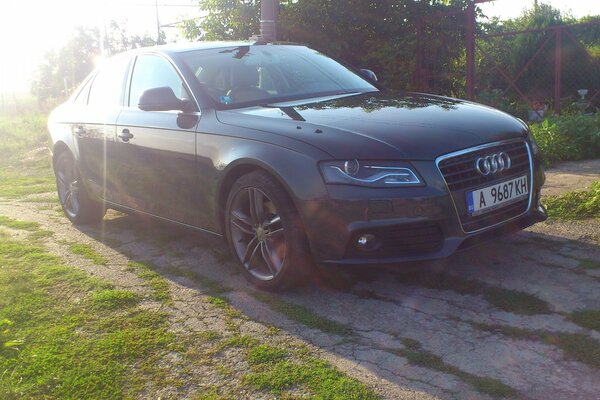 Coche de Audi a 4 del gris