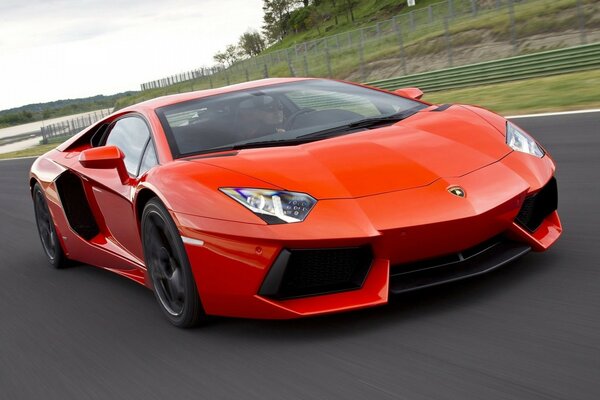 Coche rojo Lamborghini aventador