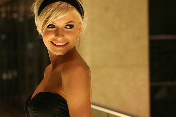 Photo d une blonde souriante en robe noire