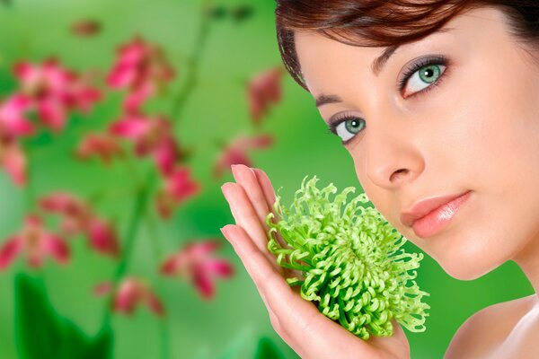 Modello ragazza con fiore in mano