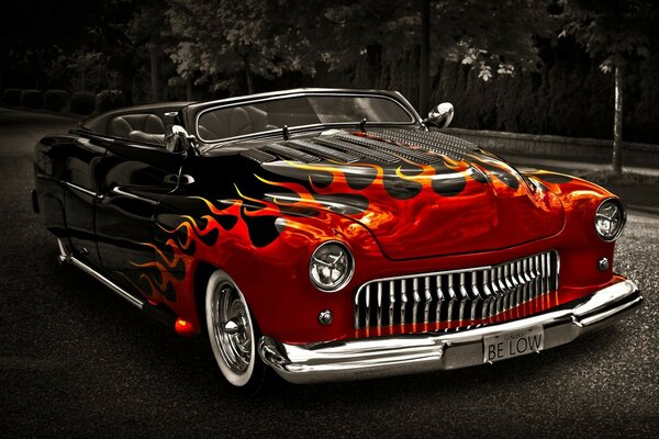 Voiture noire avec des lumières rouges sur fond sombre