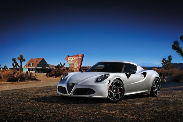 Alfa Romeo blanco 2014 en una carretera desierta en México