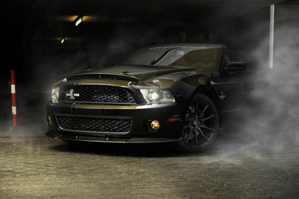 Voiture noire Ford Mustang dans le brouillard dans le garage