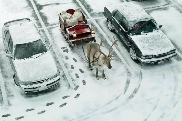 Santa aparcó el trineo entre los coches