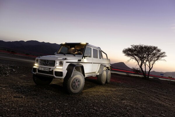 Coche blanco mercedes benz