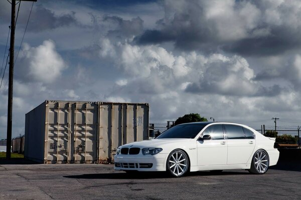 Weißes Auto auf Container-Hintergrund