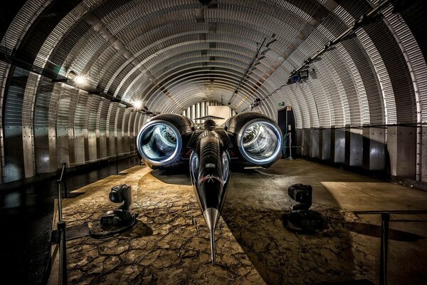 Un garage s ouvre, une voiture s envole et un jet de jet pour vous faire réfléchir?