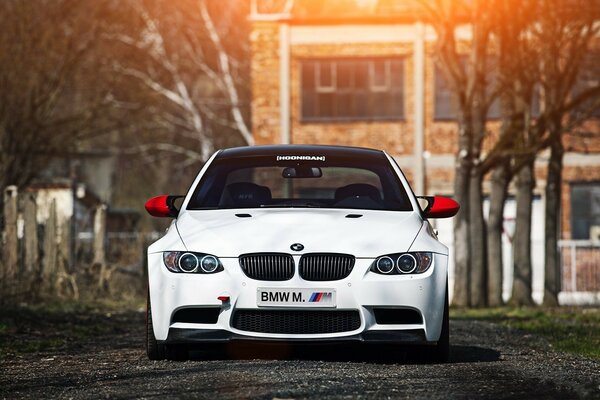 Coche BMW blanco en el fondo de la naturaleza