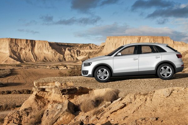 Blanc Audi dans le désert sur la route