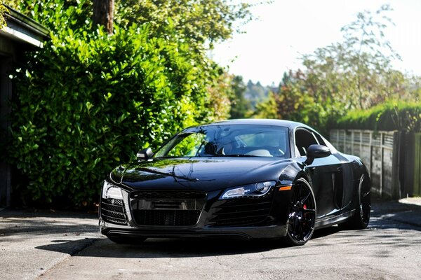 Voiture de course noire audi r8