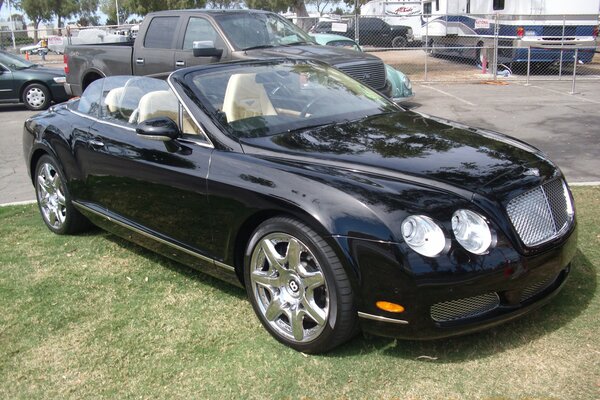 Schwarzes Bentley Cabrio mit Komfort und Prestige