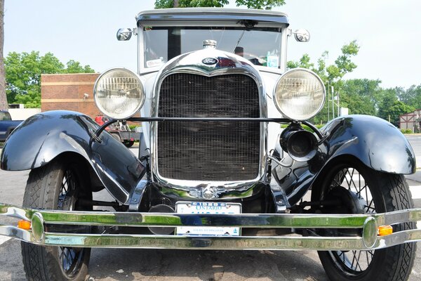 Ford classique devant sur fond de nature