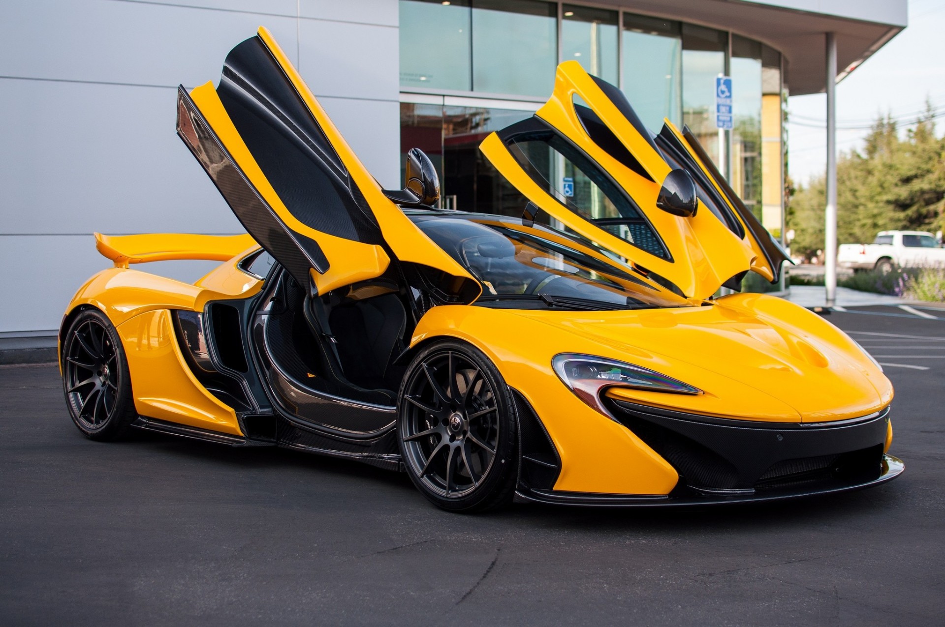 giallo supercar p1 mclaren