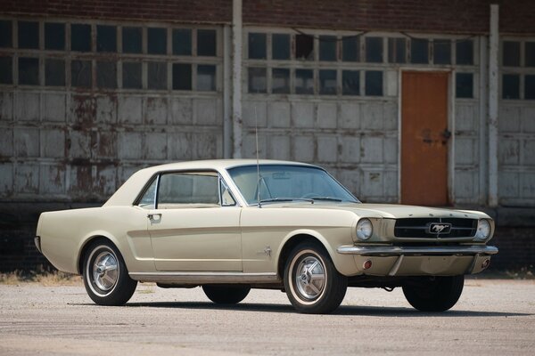 Ford classique 1965 dans la rue