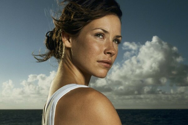 Porträts von Evangeline Lilly auf dem Hintergrund von Meer und Himmel mit Wolken