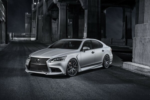 Une Lexus sportive dans une ruelle sombre