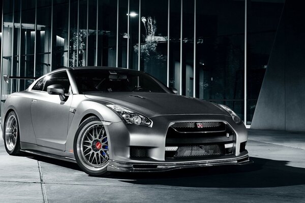 Szary nissan gt - R samochód sportowy