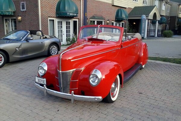 Altes rotes Auto in der Stadt