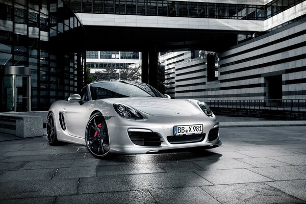 Porsche plateado en la entrada del edificio