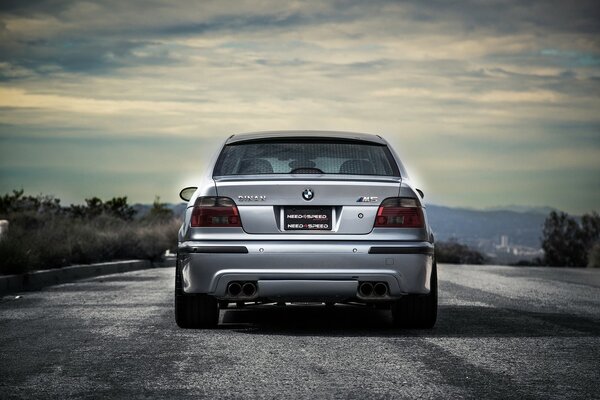 Voiture M5 sur fond de route et ciel nuageux