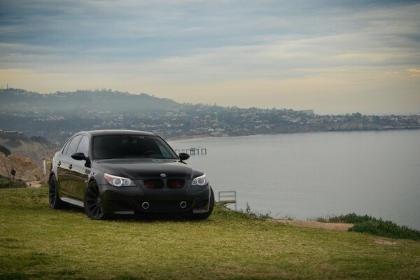 Noir BMW Berline au bord du lac