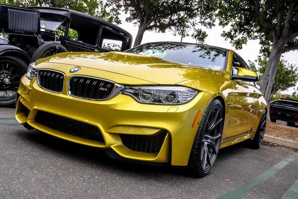 Un BMW de oro se encuentra en el estacionamiento