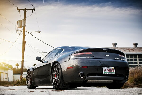 Coche en carretera clase Premium