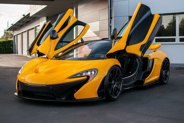 Jaune avec une voiture noire debout à la maison