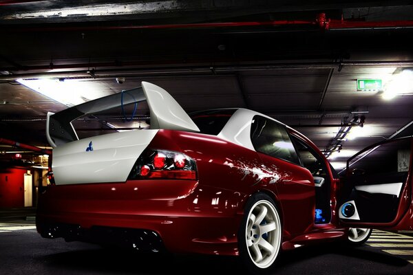 Rouge beau mitsubishi dans un parking souterrain