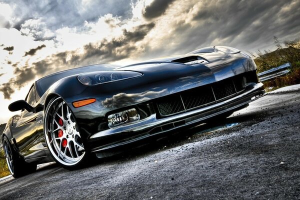 Hermoso coche contra el cielo con nubes