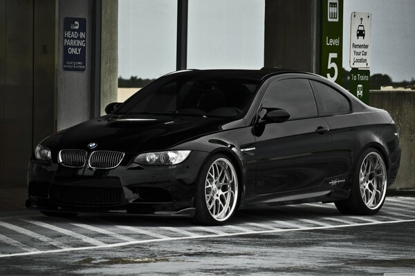 BMW M3 noir sur le parking