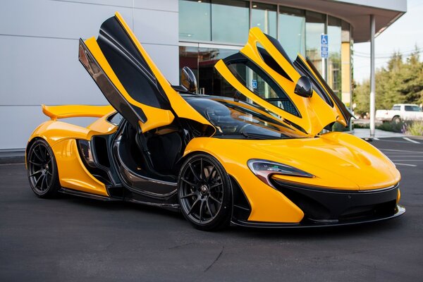 Supercar jaune avec portes ouvertes