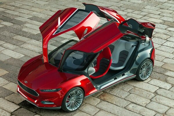 Auto rossa Ford Evos