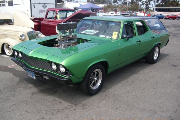 Coche de carreras chevelle verde en el estacionamiento