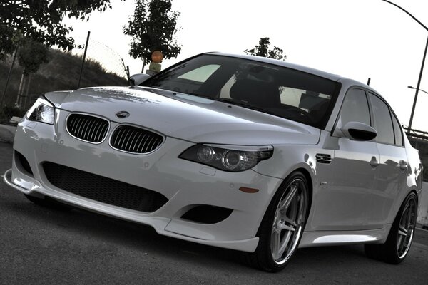 Bianco bmw m5 vista frontale