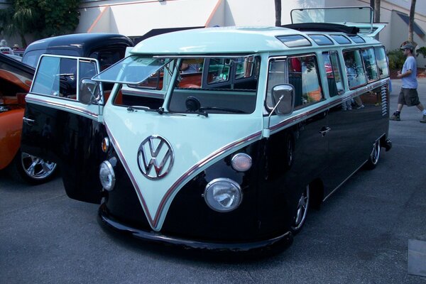 Viejo minibús Volkswagen en el estacionamiento