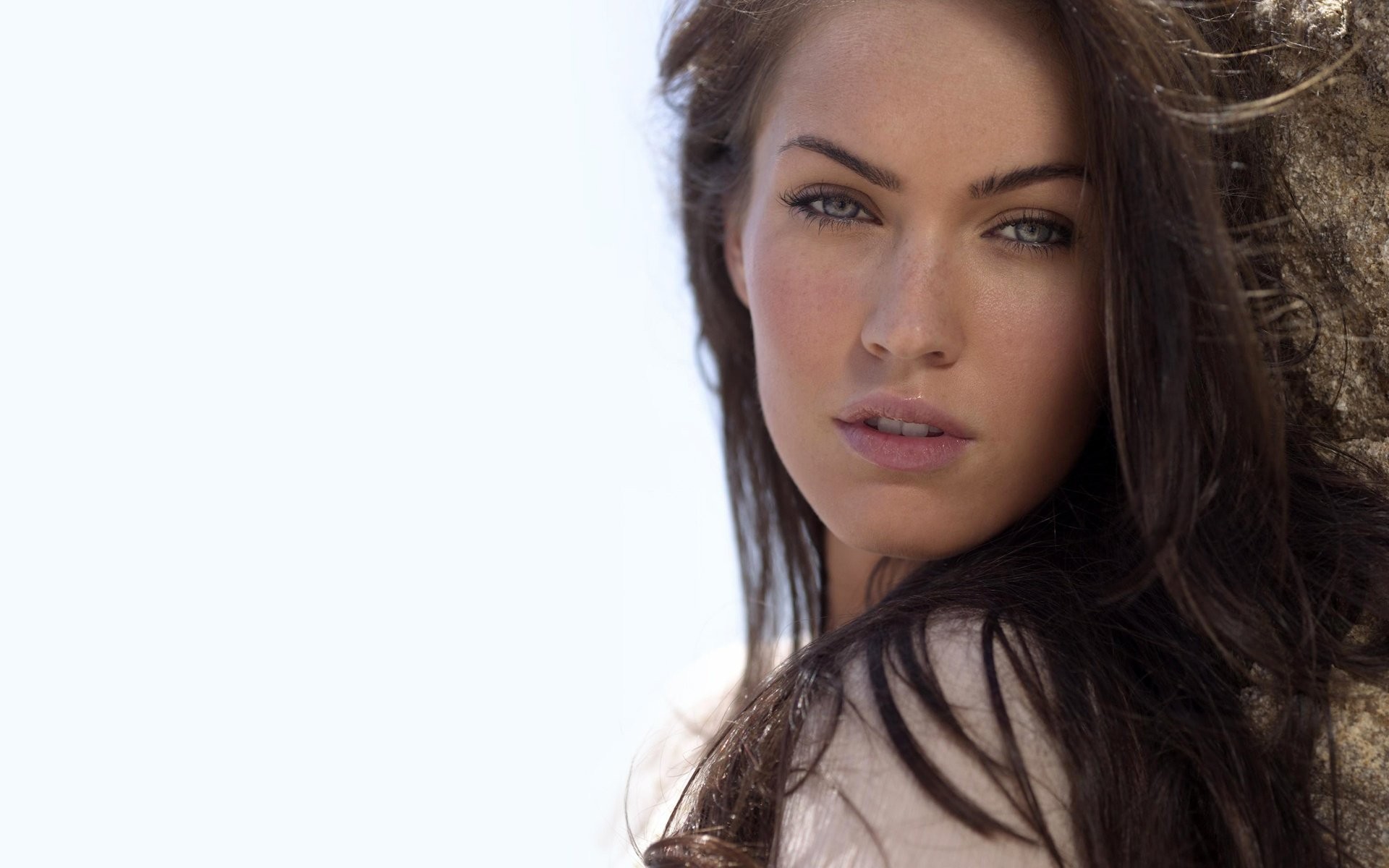 megan fox visage taches de rousseur