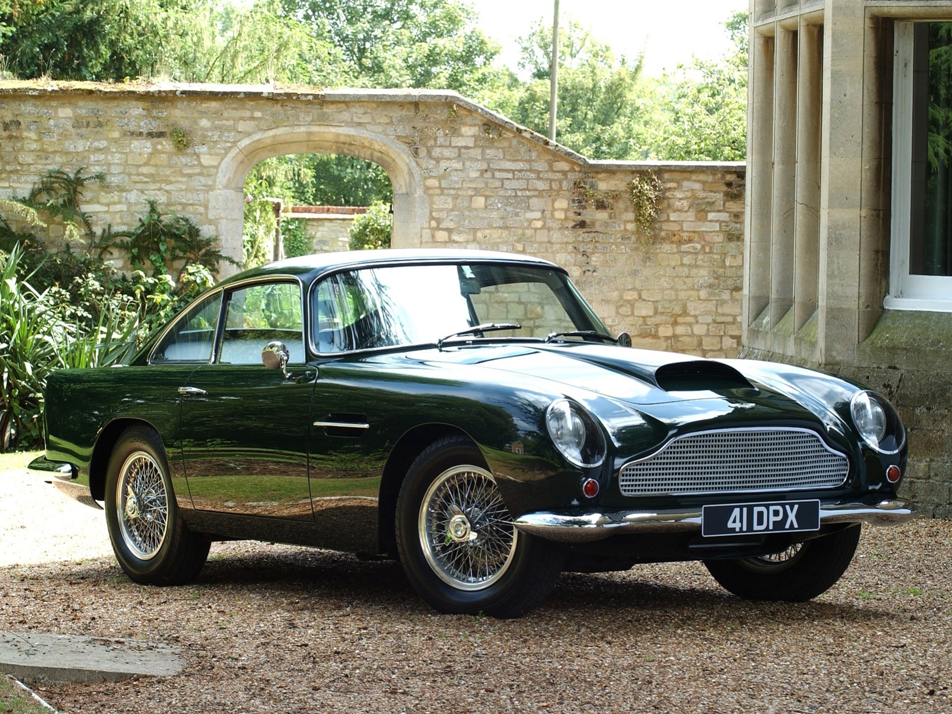 voiture aston martin roues